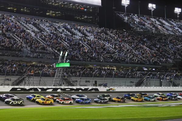 Alex Bowman, front left, and William Byron, front right, lead the field to start the first of two qualifying auto races for the NASCAR Daytona 500 at Daytona International Speedway, Thursday, Feb. 16, 2023, in Daytona Beach, Fla. (AP Photo/Terry Renna)