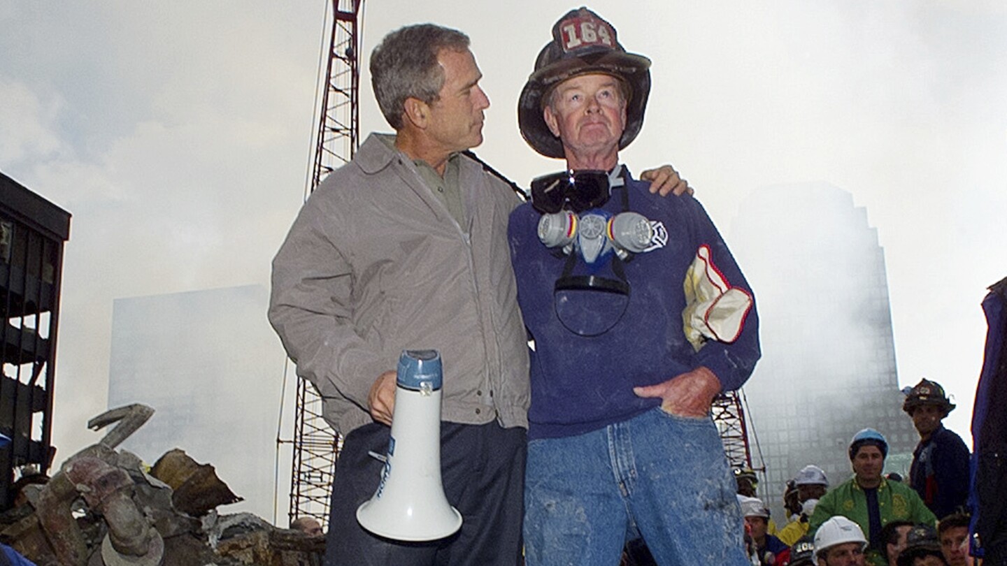 Боб Бекуит, пенсиониран пожарникар в известен образ с Буш след 11 септември, умира на 91