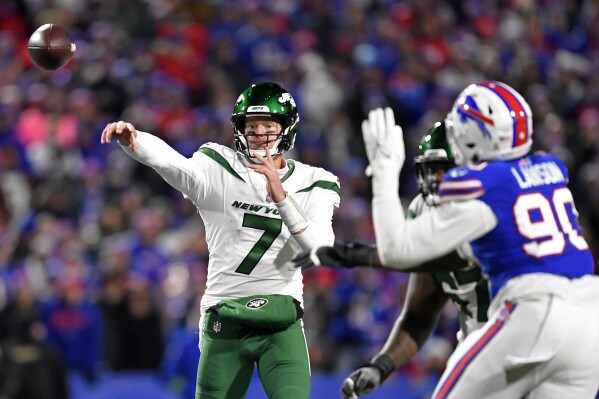 New York Jets quarterback Tim Boyle (7) throws a pass, after replacing starter Zach Wilson during the second half of an NFL football game against the Buffalo Bills in Orchard Park, N.Y., Sunday, Nov. 19, 2023. (AP Photo/Adrian Kraus)