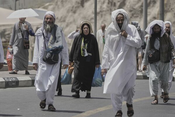 Muslim pilgrims prepare to enter the Grand Mosque, during the annual Hajj pilgrimage in Mecca, Saudi Arabia, Monday, June 2, 2025. (AP Photo/Amr Nabil)