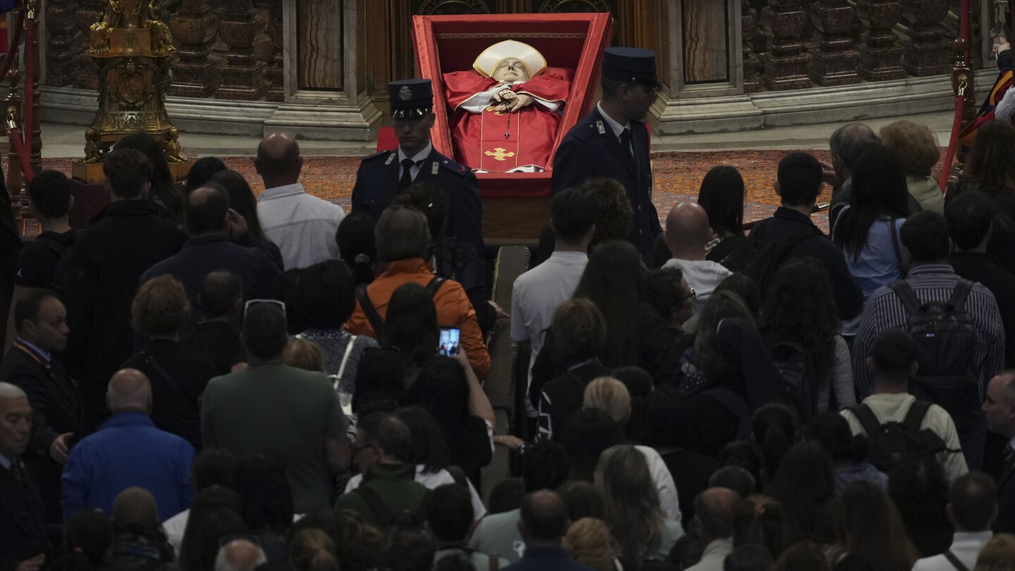A young nun says goodbye to Francis after hours in line with thousands of faithful | AP News