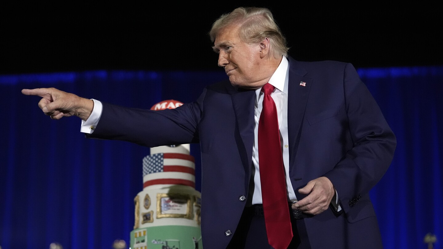 Тръмп отбелязва 78-ия си рожден ден с огромна торта „MAGA“ и атакува възрастта на 81-годишния си съперник