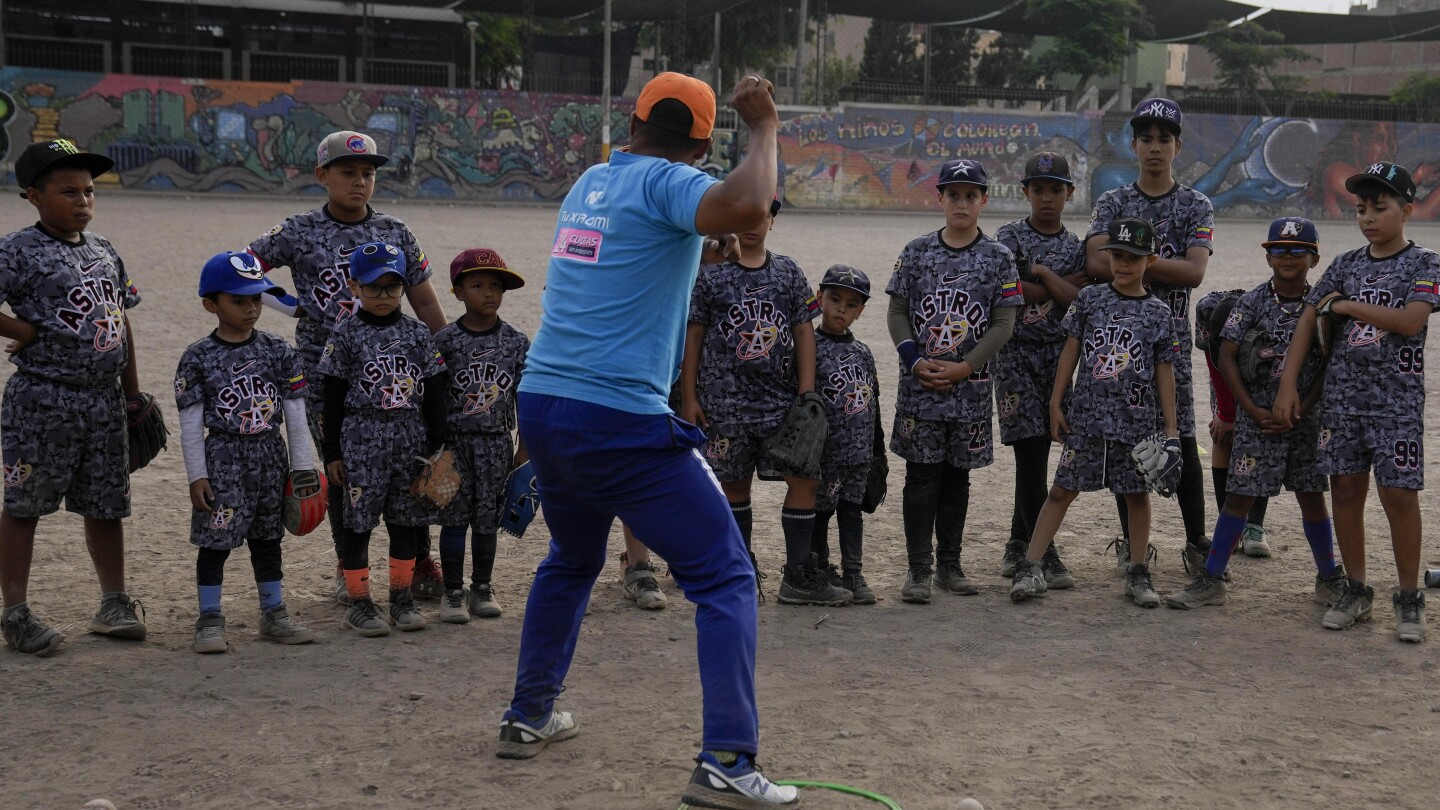 Бейзболът се превръща в подслон за венецуелски деца в полудялото по футбол Перу