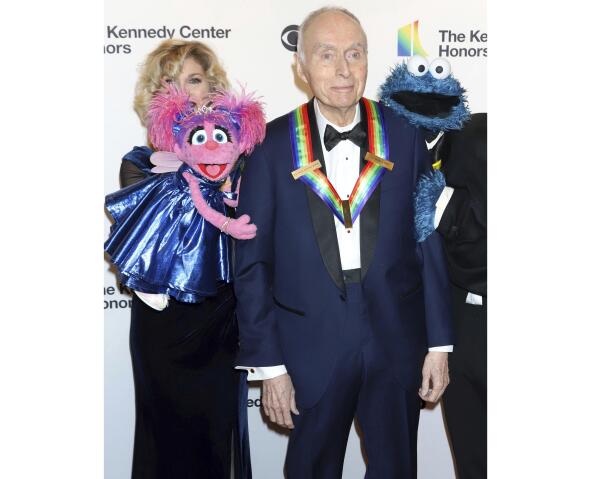 ARCHIVO - El agasajado Lloyd Morrisett con Muppets en la 42a entrega anual de los premios Kennedy Center Honors en el Kennedy Center, el domingo 8 de diciembre de 2019, en Washington. Morrisett, el cocreador programa infantil educativo "Sesame Street" ha muerto. Tenía 93 años. Su deceso fue anunciado por Sesame Workshop. (Foto Greg Allen/Invision/AP, archivo)