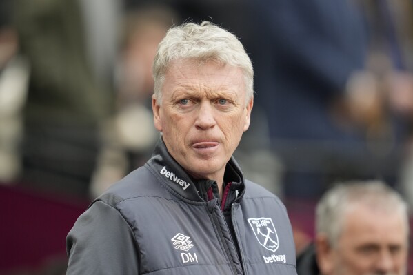 West Ham's manager David Moyes looks on prior to the start of the English Premier League soccer match between West Ham United and Liverpool at London stadium in London, Saturday, April 27, 2024. (AP Photo/Kin Cheung)