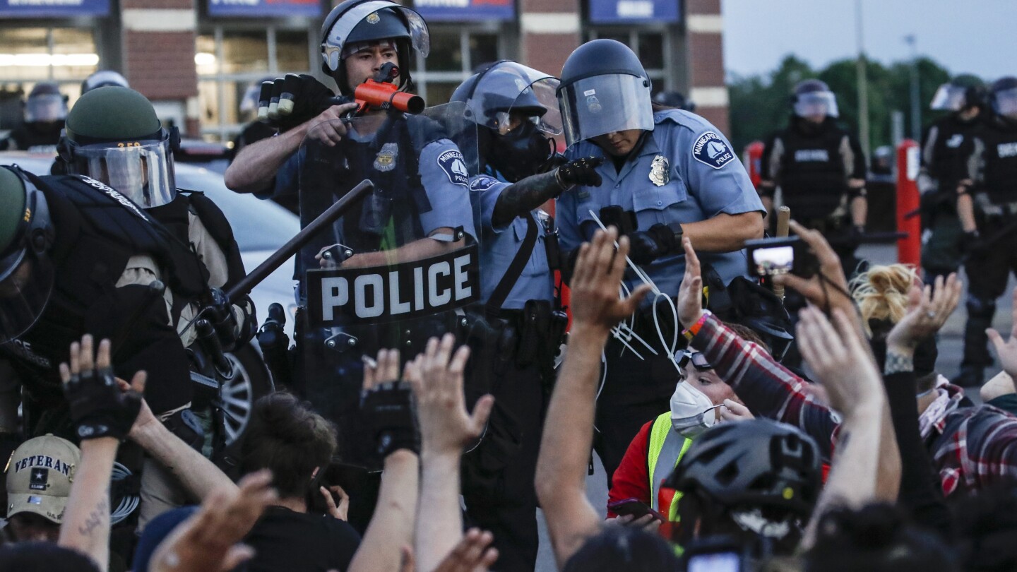 Минеаполис урежда дело, в което се твърди, че журналисти са били тормозени, наранени, отразявайки протести на Флойд