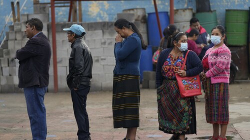 Votantes hacen fila en un colegio electoral durante las elecciones generales en Sumpango, Guatemala, el domingo 25 de marzo de 2023. (Foto AP/Moises Castillo)