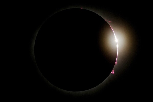 يغطي القمر الشمس جزئيًا أثناء كسوف كلي للشمس، كما يُرى من مازاتلان، المكسيك، الاثنين 8 أبريل 2024. (AP Photo/Fernando Llano)