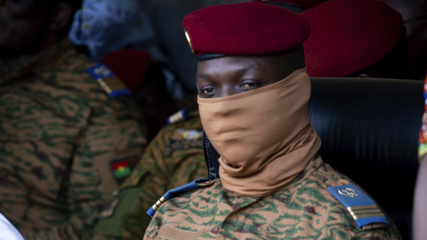 ДАКАР, Сенегал (АП) — Военният лидер на Буркина Фасо ще