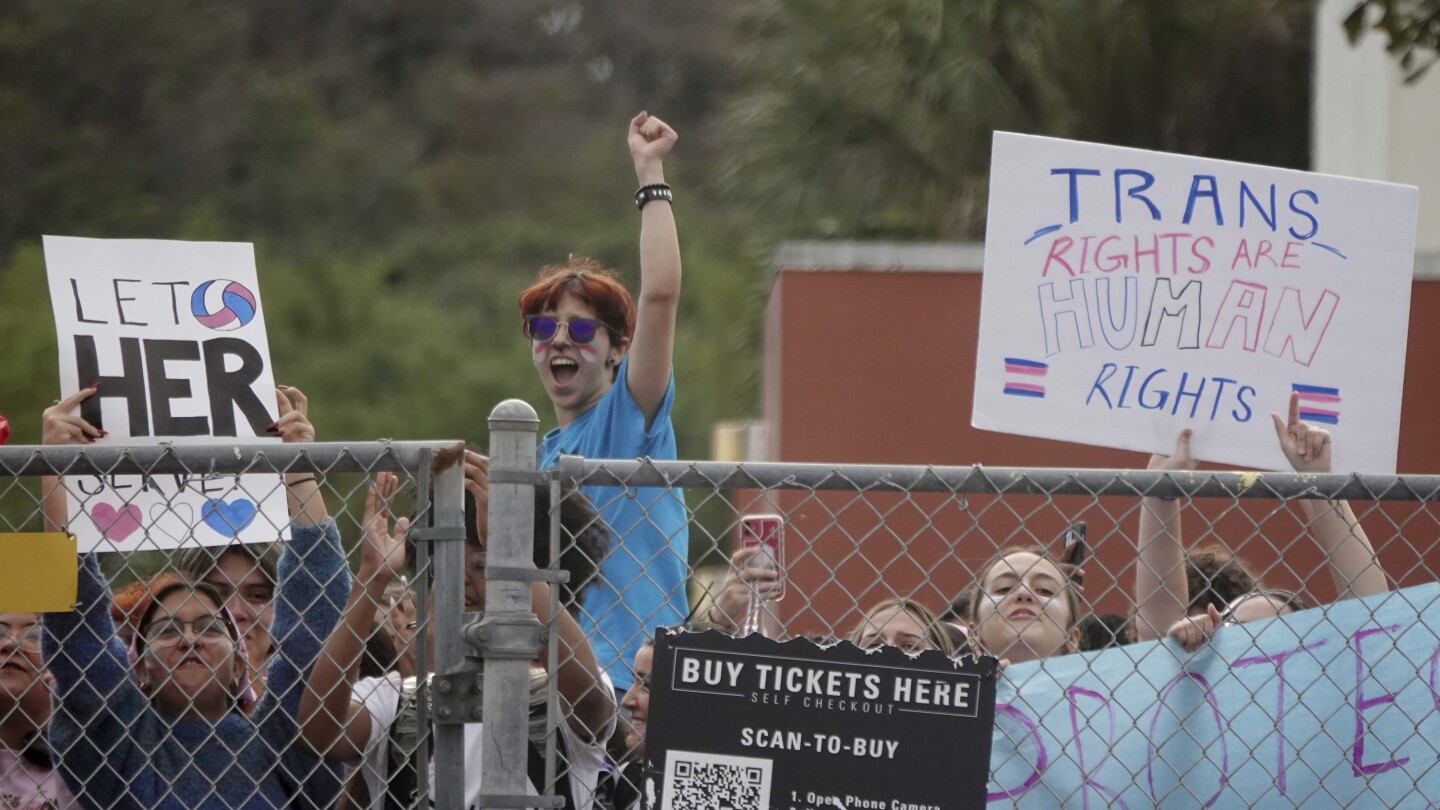 Флорида глоби гимназия за това, че е позволила на транссексуален ученик да играе волейбол за момичета