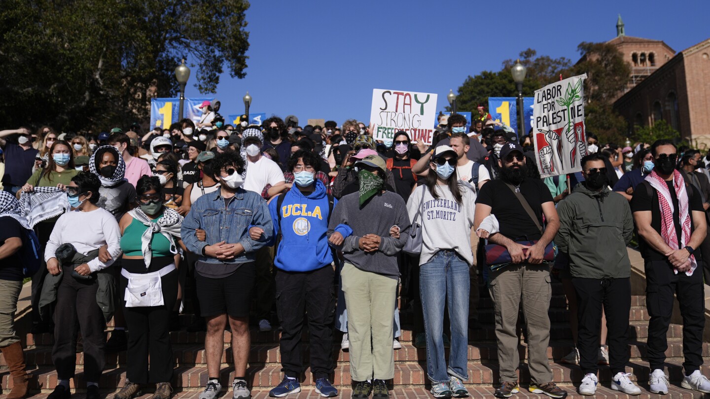 La tensione è scoppiata all'UCLA dopo che la polizia ha ordinato ai manifestanti di disperdersi