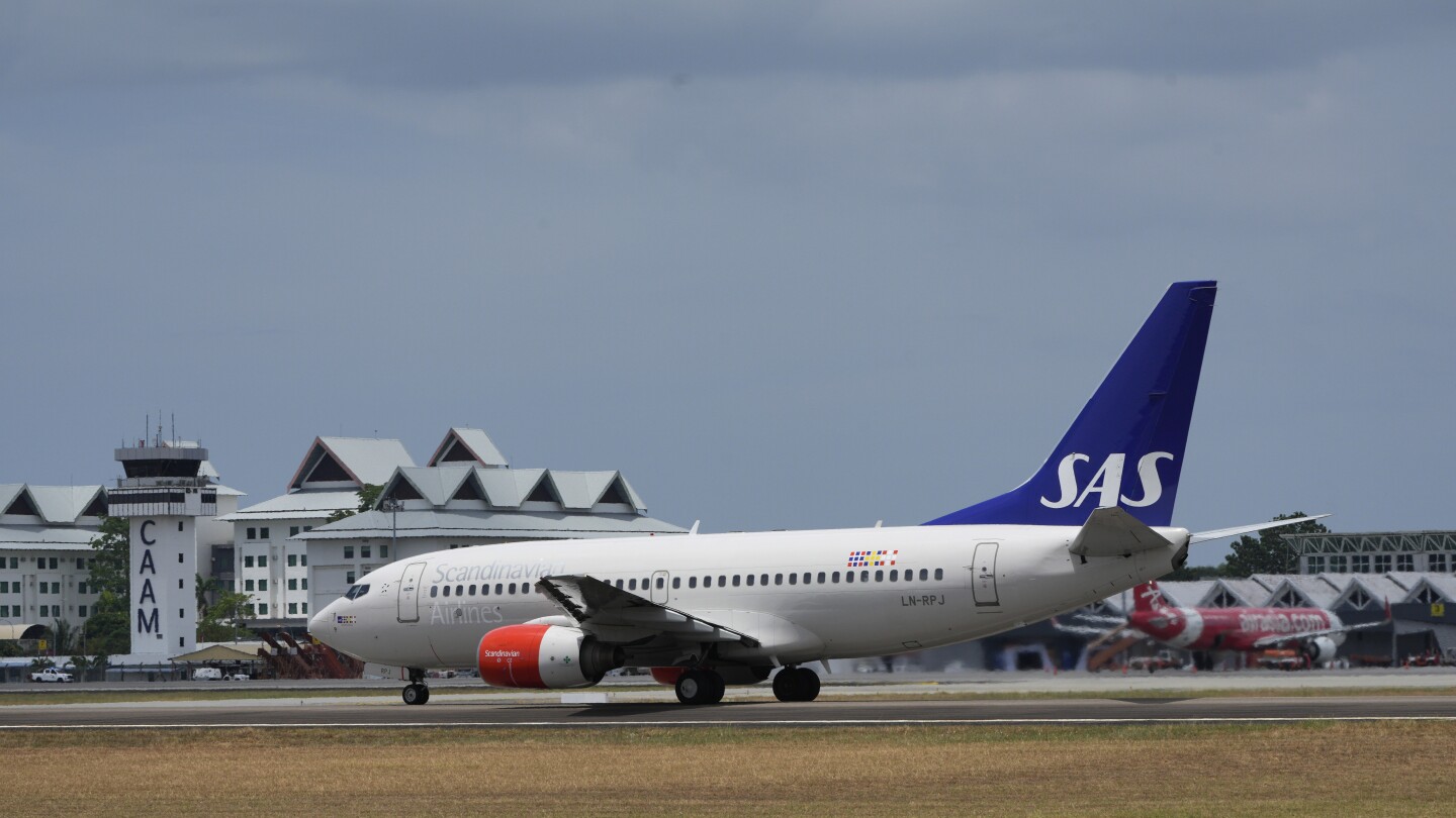 Das Flugzeug, von dem angenommen wird, dass es den König von Norwegen an Bord hat, verlässt Malaysia, einen Tag nachdem er einen Herzschrittmacher erhalten hat