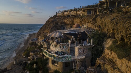 El hogar de Nissim Kahlon, tallado en unos acantilados de arenisca frente al mar Mediterráneo, en esta fotografía del miércoles 28 de junio de 2023 en Herzliya, Israel. Hace medio siglo, Kahlon comenzó a arañar unos acantilados de arenisca frente al Mediterráneo hasta cavar una cueva. Entonces se mudó al hogar que él mismo talló. Con el paso de las décadas, transformó la cueva diminuta en un intrincado laberinto subterráneo lleno de túneles cincelados, minuciosos suelos de mosaico y una red de escaleras y cámaras. (AP Foto/Ariel Schalit)