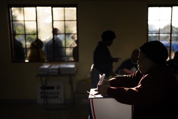 Uma mulher vota na quarta-feira, 29 de maio de 2024, durante as eleições gerais em Kwamfana, África do Sul.  Os eleitores sul-africanos votaram em eleições consideradas as mais importantes no seu país em 30 anos, uma eleição que poderá colocá-los em território desconhecido na curta história da sua democracia, uma vez que o domínio de três décadas do ANC se tornou alvo de críticas precoces. eleições.  Uma nova geração de descontentamento num país de 62 milhões de pessoas, das quais metade vive na pobreza.  (Foto AP/Emilio Morenatti)