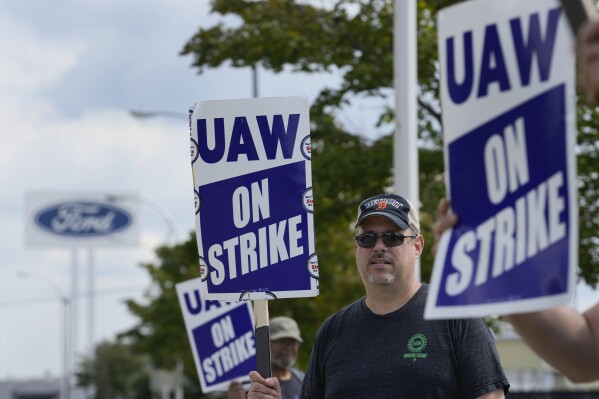 Battle Over Electric Vehicles Is Central to Auto Strike - The New