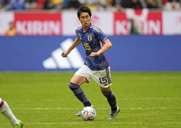 ARCHIVO - Daichi Kamada, de la selección de Japón disputa un partido amistoso ante Estados Unidos en Düsseldorf, Alemania, el viernes 23 de septiembre de 2022 (AP Foto/Martin Meissner, archivo)