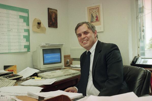 FILE - In this 1993 file photo, Associated Press Director of World Services Larry Heinzerling poses at his desk in New York. Heinzerling, a 41-year AP news executive and bureau chief who played a key role in winning freedom for hostage Terry Anderson from his Hezbollah abductors in Lebanon, passed away at home in New York on Wednesday, Aug. 11, 2021, after a short illness. He was 75. (AP Photo/File)