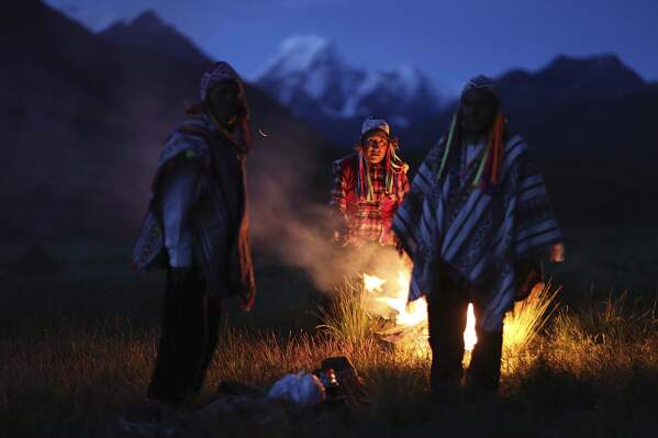 En esta imagen de archivo, agricultores de los Andes participan en una ceremonia en honor a la Madre Tierra en Pitumarca, Perú, el 4 de abril de 2018. (AP Foto/Martín Mejía, archivo)