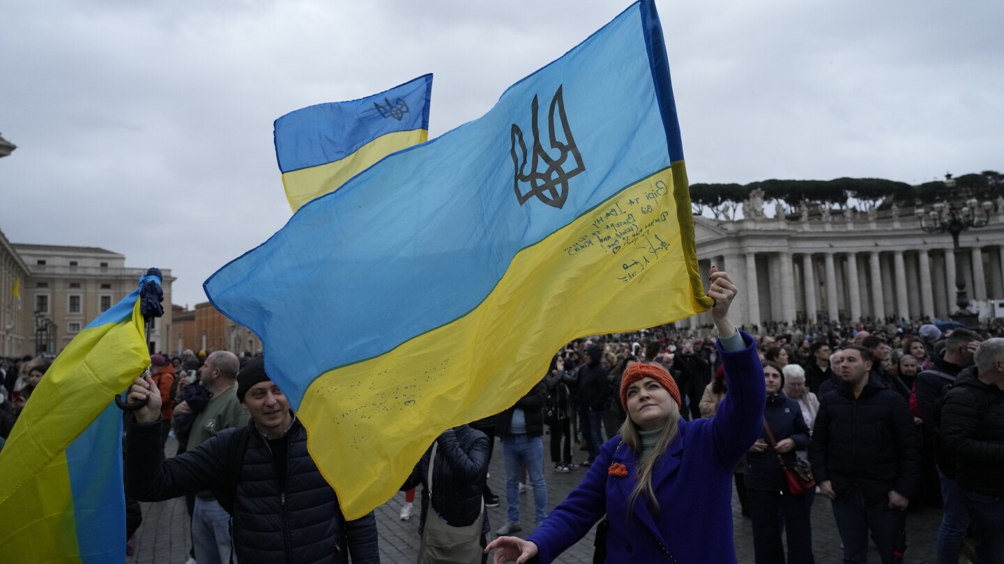 КИЕВ Украйна AP — Украински и съюзнически служители критикуваха папа