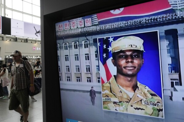 ARCHIVO - Una televisora muestra una imagen de archivo del soldado estadounidense Travis King durante un programa noticioso visto en la estación de tren de Seúl, Corea del Sur, el 16 de agosto de 2023. (AP Foto/Ahn Young-joon, Archivo)