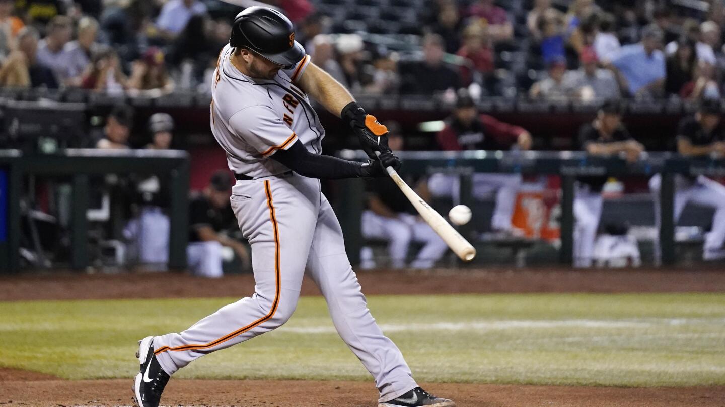 SF Giants' LaMonte Wade Jr. homers off Ketel Marte's glove