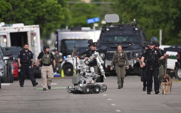 Law enforcement officers investigate following attacks on Pearl Street Mall in Boulder, Colorado, Sunday, June 1, 2025 (AP Photo/David Zalubowski)