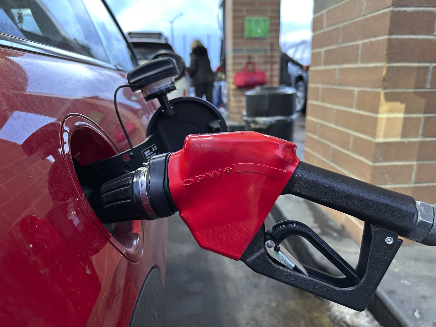 US consumer sentiment slides to 3-year lows as trade war raises inflation anxiety