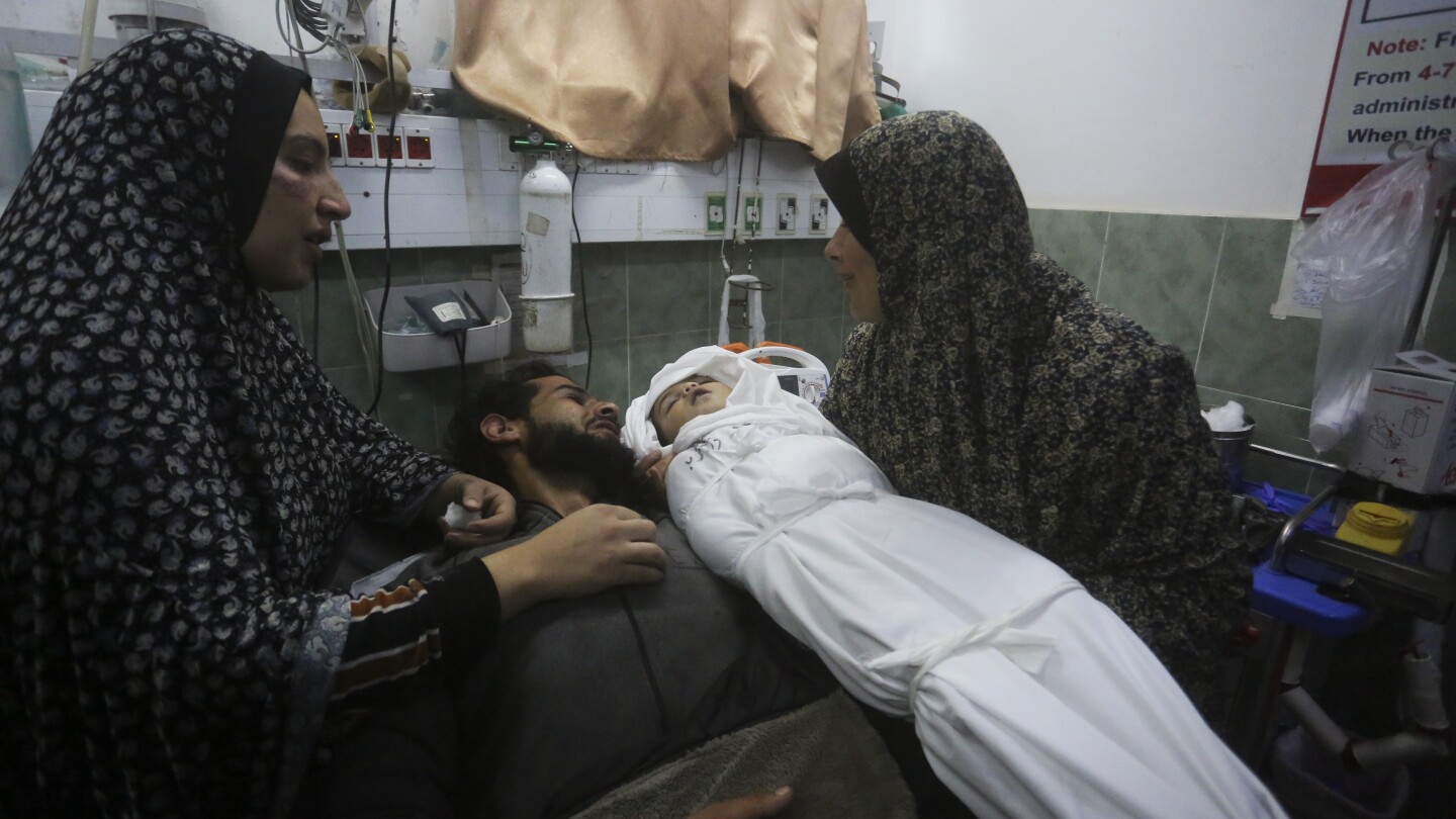 Палестинско момиченце, родено преди 17 дни по време на войната в Газа, е убито с брат си при израелски удар