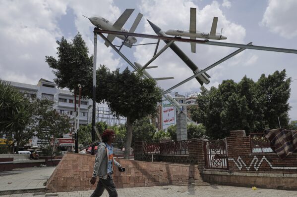 Một người đàn ông Yemen đi ngang qua một tượng đài có tên lửa giả ở Sanaa, Yemen, thứ Hai, ngày 5 tháng 5 năm 2025. (Ảnh AP/Osamah Abdulrahman)