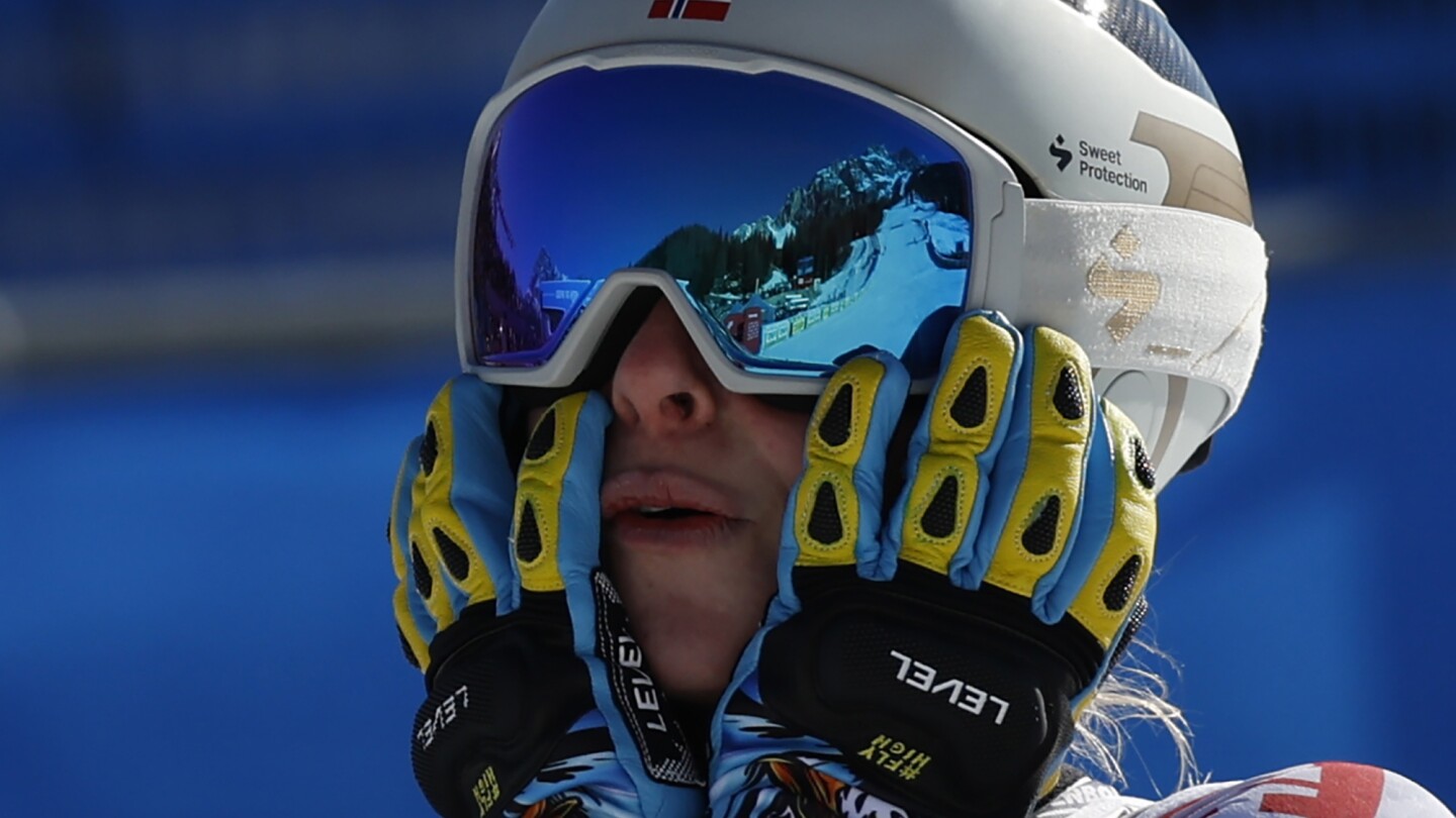 КОРТИНА Д'АМПЕЦО, Италия (AP) — Норвежката скиорка Ragnhild Mowinckel запази