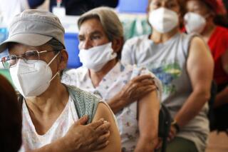 Personas mayores de 60 años esperan en observación luego de recibir la segunda dosis de la vacuna AstraZeneca contra el COVID-19 en el Estadio Olímpico Universitario de la Ciudad de México, el lunes 12 de abril de 2021. (Foto AP/Marco Ugarte)