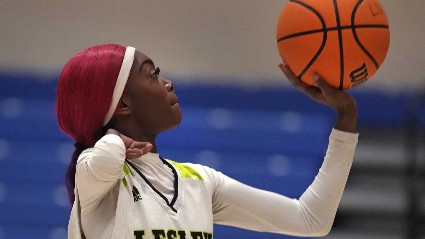 One-armed basketball player makes women’s Division III history with basket