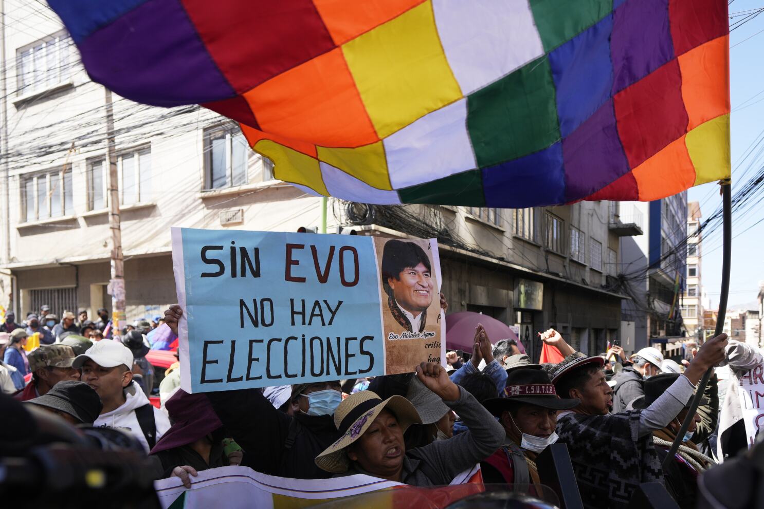 Seguidores de Evo Morales y la policía chocan en protesta por la inhabilitación de su candidatura