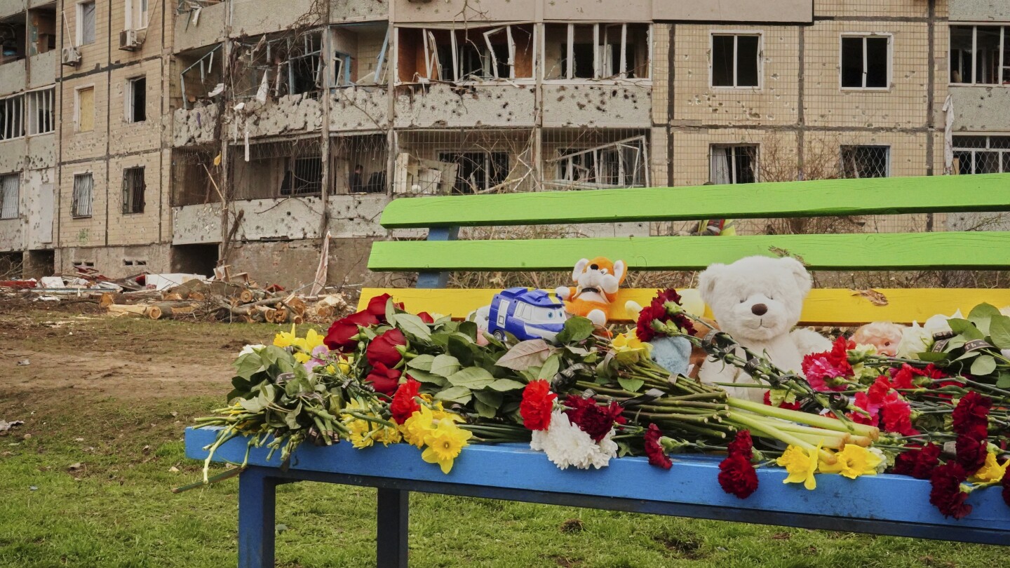 "Pequeños soles en el aula": ciudad ucraniana llora a niños muertos por misil ruso