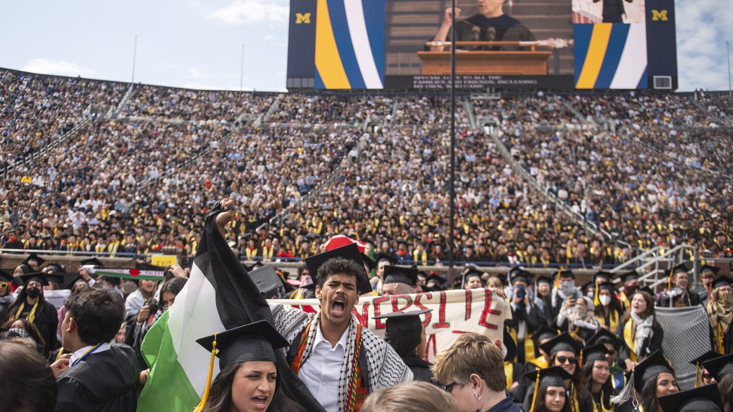 Поглед към церемониите по връчване на дипломи, докато американските кампуси са развълнувани от протести срещу войната Израел-Хамас