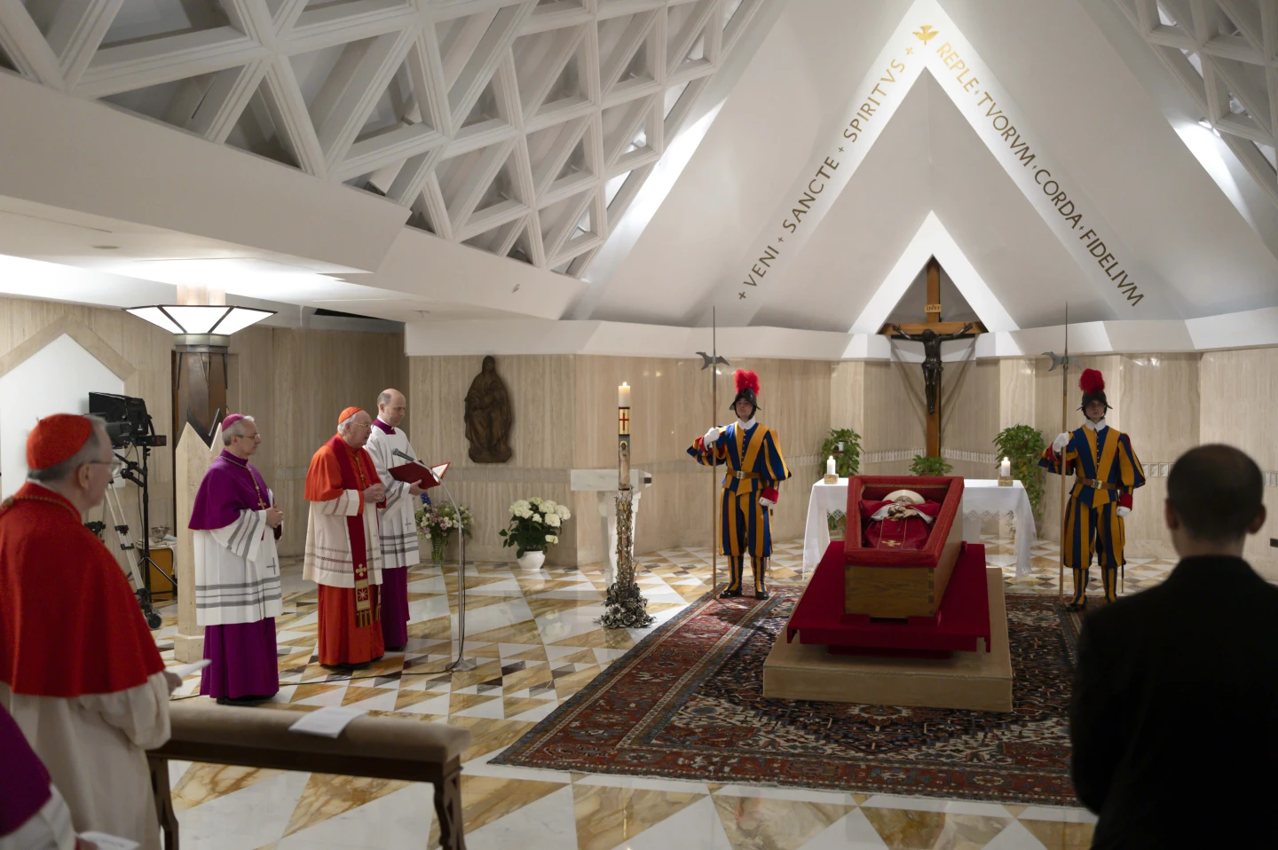 Cardenales velan al Papa