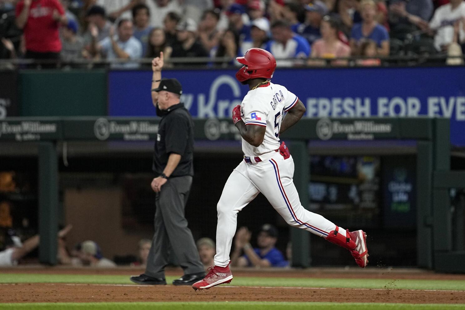 Man saves young Atlanta Braves fan from flying baseball bat