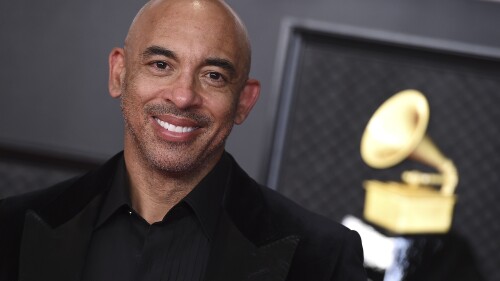 FILE - Harvey Mason Jr., generálny riaditeľ Recording Academy, sa objaví na 63. výročnom odovzdávaní cien Grammy v Los Angeles 14. marca 2021. V júni oznámila Recording Academy sériu zmien v nadchádzajúcich cenách Grammy, aby lepšie odrážali vývoj hudobný priemysel, vrátane vrátane nových protokolov AI.  (Foto: Jordan Strauss/Invision/AP, súbor)