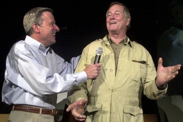 
              FILE - In this Aug. 28, 2001, file photo, Mutual of Omaha's John Hildenbiddle, left, talks with former nature television show "Wild Kingdom" co-host Jim Fowler in Omaha, Neb. Fowler died Wednesday, May 8, 2019, at his home in Norwalk, Conn. He was 89. (AP Photo/Dave Weaver, File)
            