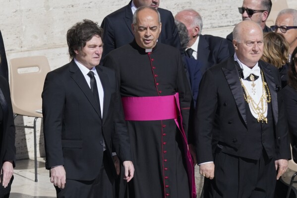 El presidente de Argentina, Javier Milei, a la izquierda, llega al funeral del papa Francisco en la Plaza de San Pedro en el Vaticano, el sábado 26 de abril de 2025. (AP Foto/Gregorio Borgia)