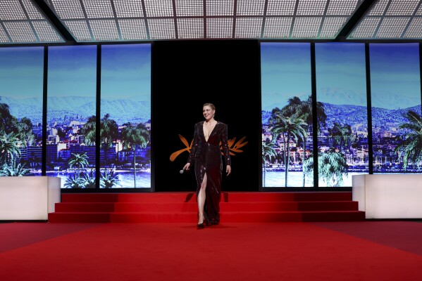 A presidente do júri, Greta Gerwig, entra na cerimônia de abertura do 77º Festival Internacional de Cinema, em Cannes, sul da França, terça-feira, 14 de maio de 2024. (Foto de Vianney Le Caer/Invision/AP)
