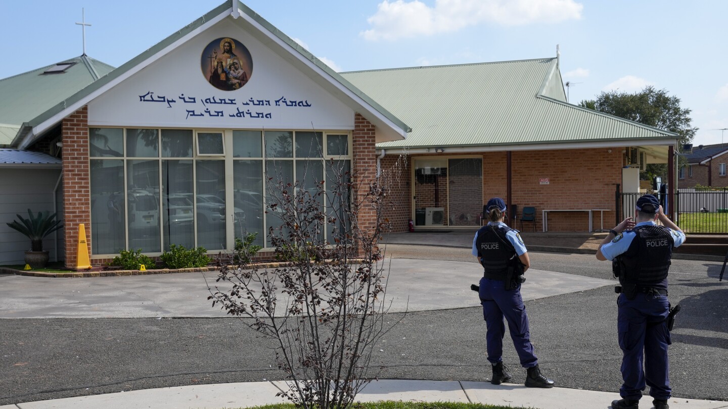 Бащата на момче, обвинено в намушкването с нож на двама духовници в Сидни, не е видял признаци на екстремизъм, казва мюсюлманският лидер