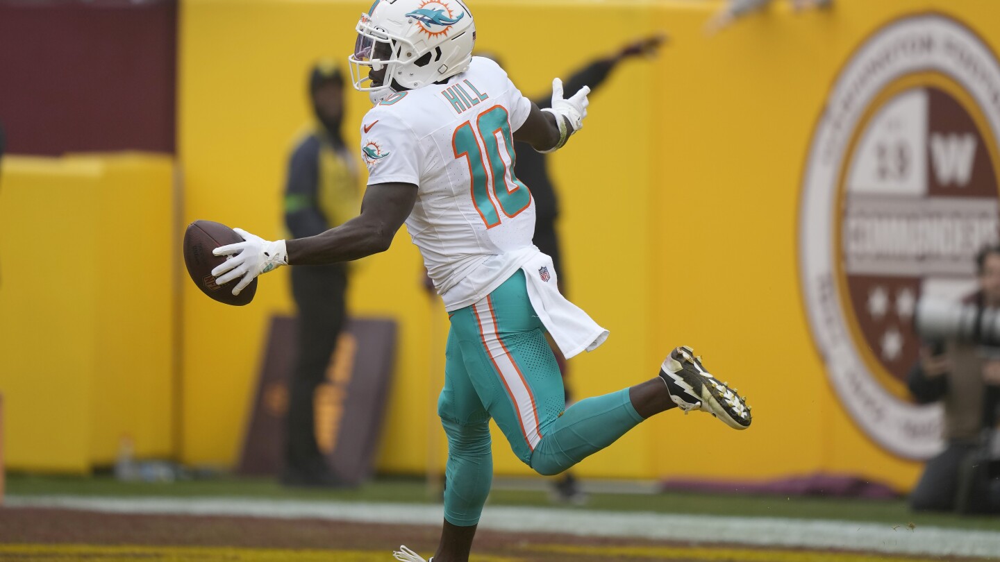 Hill has 2 TDs as the Dolphins beat the Commanders 45-15. They’re 9-3 for the 1st time since 2001