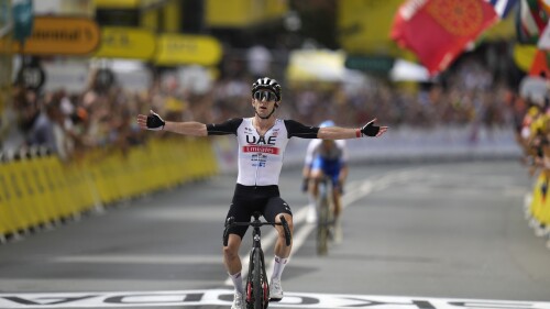 Le Britannique Adam Yates célèbre après avoir franchi la ligne d'arrivée de la première étape du Tour de France sur 182 kilomètres (113 miles) avec un départ et une arrivée à Bilbao, en Espagne, le samedi 1er juillet 2023. (AP Photo/Thibault Camus)