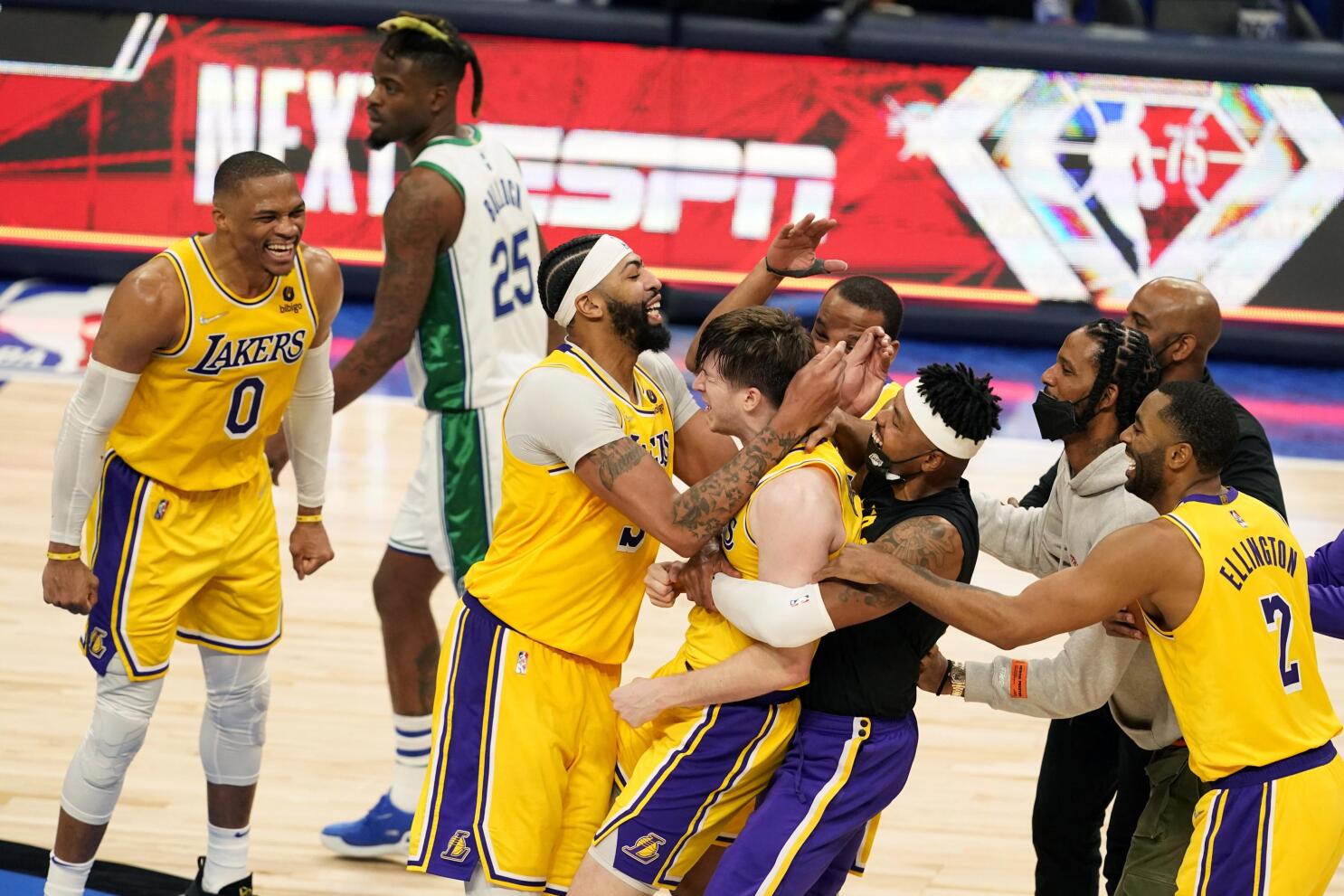 Anthony Davis returns to Lakers lineup vs. Mavs on minutes