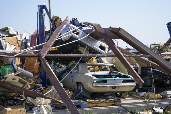 2024 年 5 月 26 日星期日，龙卷风席卷德克萨斯州 Valley View 后，第二天早上，车身修理厂的车辆被废墟包围。周日，强大的风暴席卷了德克萨斯州、俄克拉荷马州和阿肯色州，造成大面积破坏，摧毁了房屋，摧毁了卡车停靠站，司机们在最近袭击美国中部的致命天气中在那里避难（美联社照片/Julio Cortez）
