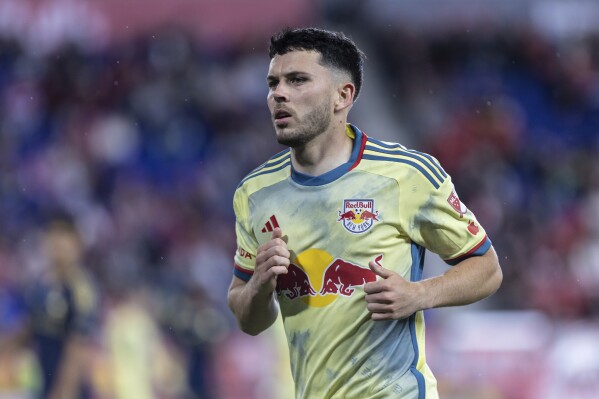 TẬP TIN - Tiền vệ Lewis Morgan của New York Red Bulls chạy trong trận đấu bóng đá MLS với Vancouver Whitecaps, Thứ Bảy, ngày 27 tháng 4 năm 2024, tại Harrison, NJ Morgan đã được gọi vào đội tuyển vô địch Châu Âu do chấn thương của Scotland và sẽ bỏ lỡ một đoạn của mùa giải Major League Soccer.  Liên đoàn bóng đá Scotland cho biết cầu thủ 27 tuổi Morgan được HLV Steve Clarke lựa chọn.  (Ảnh AP/Stefan Jeremiah, Tập tin)