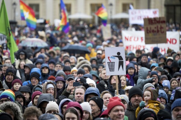 Miles de personas se manifiestan en la plaza Alter Markt contra la ultraderecha, en Potsdam, cerca de Berlín, Alemania, el domingo 14 de enero de 2024. (Sebastian Christoph Gollnow/dpa vía AP)
