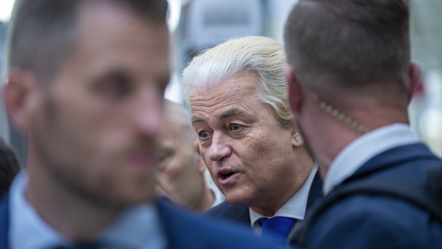 Nederlandse kandidaat-ministers worden ondervraagd door functionarissen die werken aan de vorming van een coalitieregering