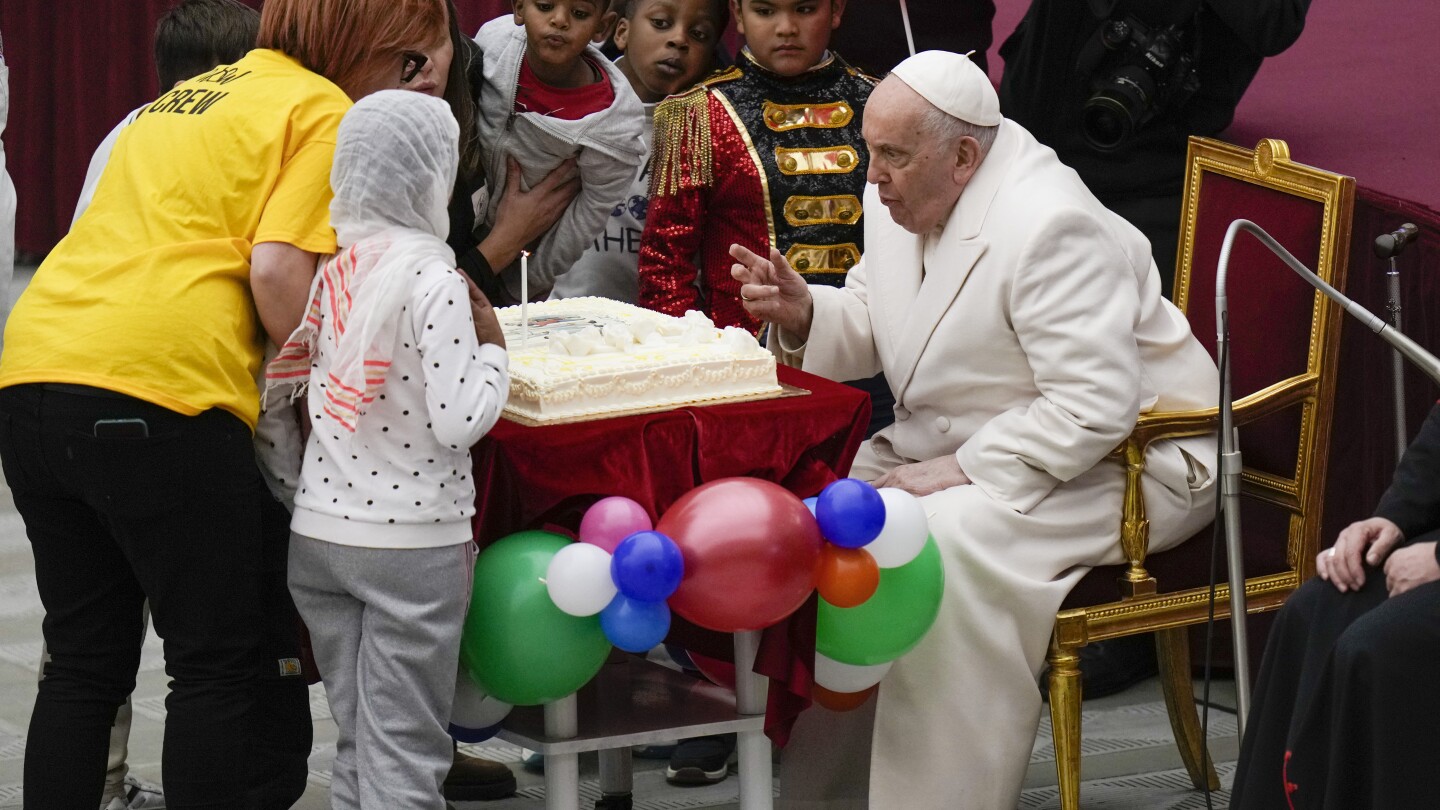 РИМ AP — Папа Франциск навърши 87 години в неделя